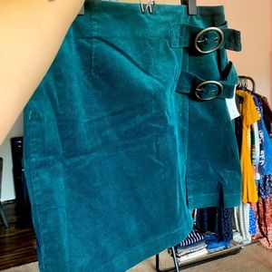 Teal mini skirt 🤩